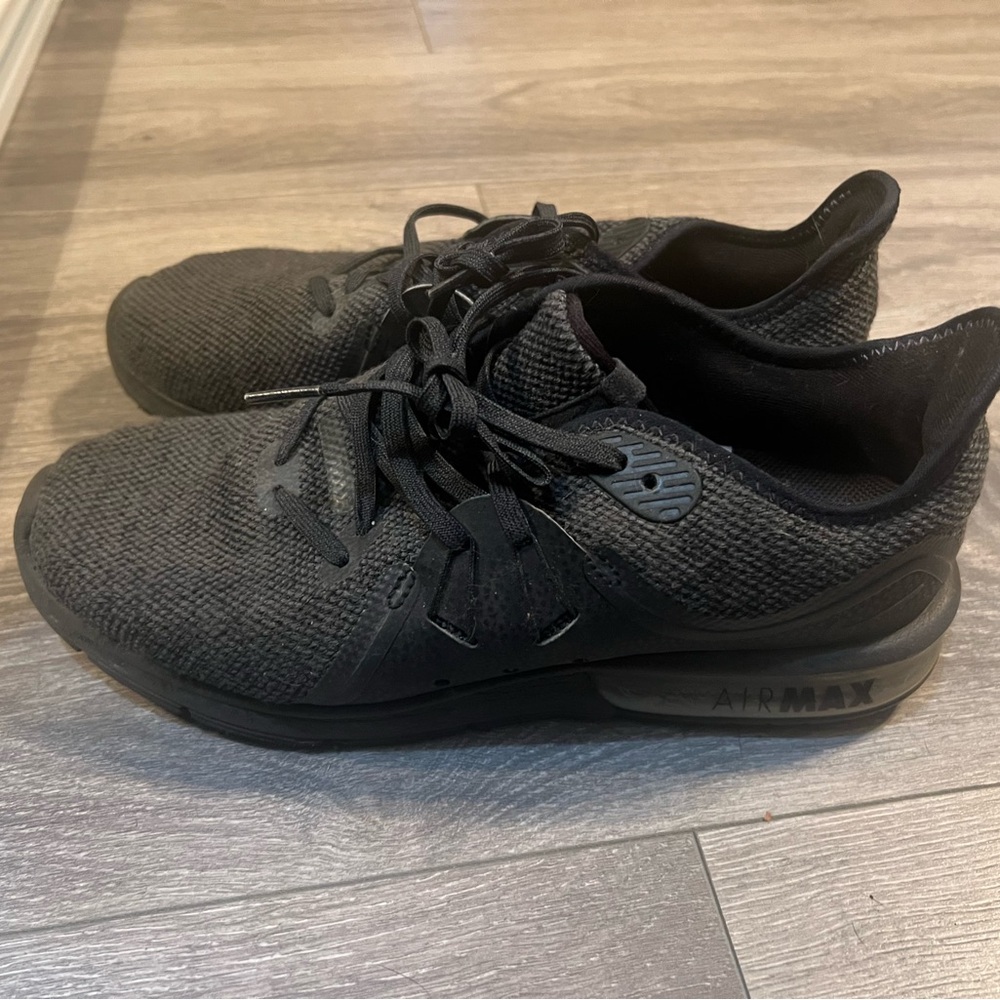 Nike air max
Women’s 9
Pregnant and shoes don’t fit
